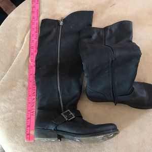 Blk leather look boots